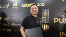 Ringgo Agus Rahman berfoto bersama Piala Citra FFI pada malam penganugerahan di Taman Ismail Marzuki (TIM) Jakarta pada Kamis (20/11/2025) malam. Ringgo Agus Rahman menyabet penghargaan bergengsi ini berkat akting memukaunya dalam film Panggil Aku Ayah. (Kapanlagi.com/Budy Santoso)