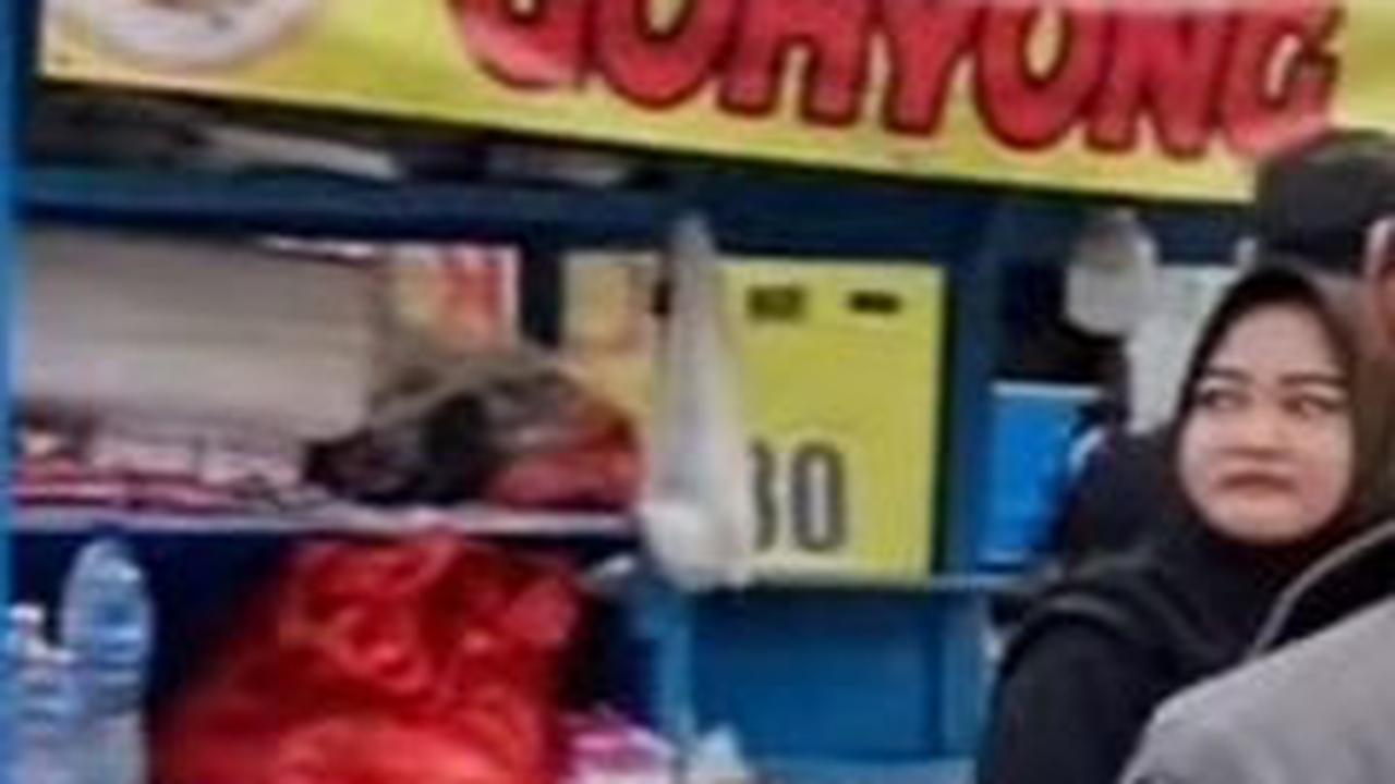 Meski terlihat sederhana, namun bisnis berjualan Gohyong itu ternyata menjadi salah satu peluang usaha yang cukup menjanjikan.