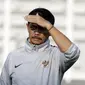Pelatih Timnas Indonesia U-22, Indra Sjafri, mengamati anak asuhnya saat latihan di Stadion Madya, Senayan, Jakarta, Senin (4/3). Latihan tersebut untuk persiapan kualifikasi Piala AFC U-23. (Bola.com/M Iqbal Ichsan)