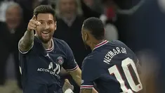 Penyerang PSG, Lionel Messi berselebrasi dengan Neymar usai mencetak gol ke gawang Manchester City pada pertandingan grup A Liga Champions di Parc des Princes di Paris, Rabu (29/9/2021). PSG menang atas Manchester City dengan skor 2-0. (AP Photo/Christophe Ena)
