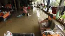 Seorang pria duduk di ranjang bambu saat banjir menyusul hujan di pinggiran Phnom Penh, Kamboja (14 /10/2020). Pejabat bencana Kamboja mengatakan Rabu bahwa lebih dari 10.000 orang telah dievakuasi ke tempat aman setelah badai tropis melanda yang menyebabkan banjir bandang.  (AP Photo/Heng Sinith)