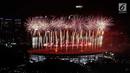Pesta kembang api menyemarakkan upacara pembukaan Asian Games 2018 di Stadion Utama Gelora Bung Karno (SUGBK), Senayan, Jakarta, Sabtu (18/8). (Liputan6.com/JohanTallo)