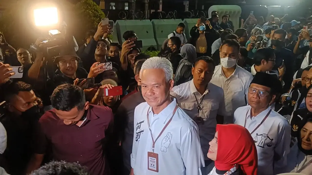 Pasangan Capres Cawapres nomor urut 3, Ganjar Pranowo - Mahfud MD tiba di gedung Komisi Pemilihan Umum (KPU) dalam rangka debat perdana Capres Cawapres Pilpres 2024. (Merdeka.com/Rahmat Bayhaqi)