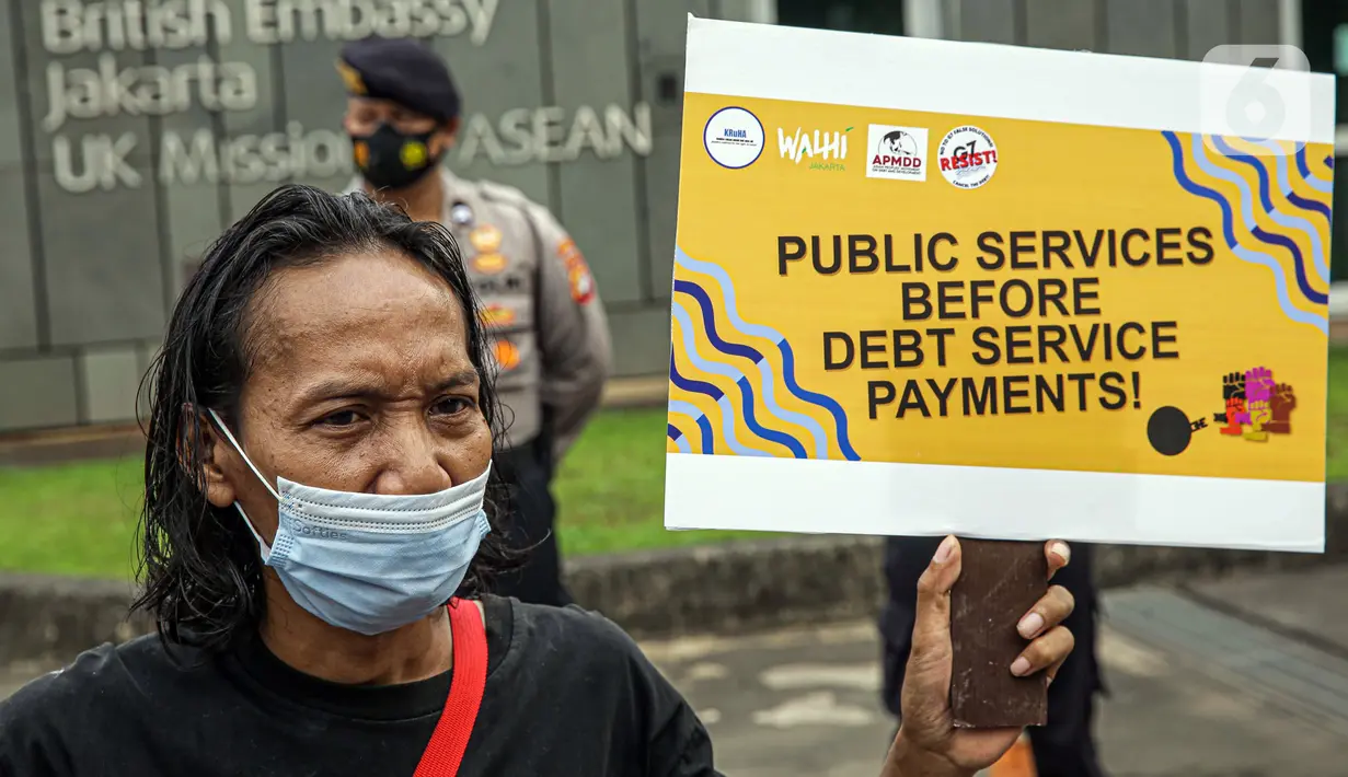 Sejumlah massa yang tergabung dalam Walhi DKI Jakarta dan KRuHa menggelar aksi protes simbolik di depan Kedutaan Besar Inggris, Jakarta, Jumat (11/6/2021). Aksi yang bertepatan dengan pertemuan puncak G7 tersebut menolak utang baru untuk penanggulangan COVID-19. (Liputan6.com/Faizal Fanani)