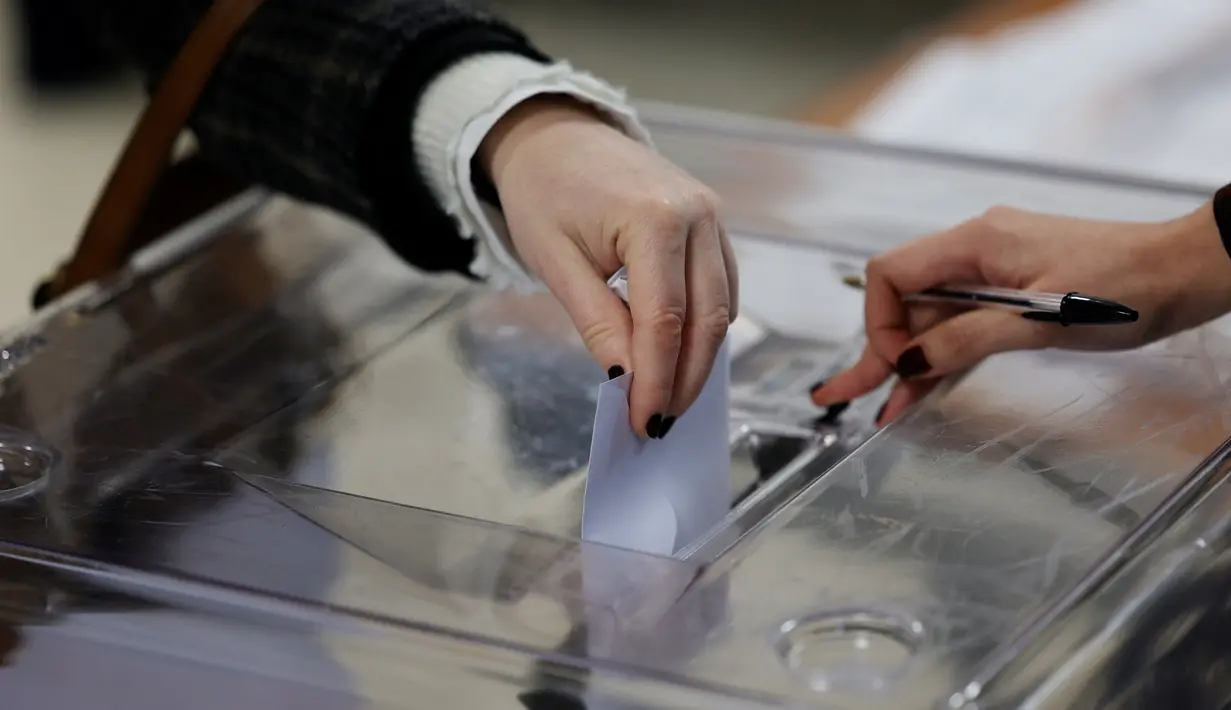 Referendum ini diadakan sebagai tanggapan atas meningkatnya jumlah orang yang terluka dan terbunuh saat menggunakan skuter listrik di ibu kota Prancis. (Photo by Geoffroy Van der Hasselt / AFP)