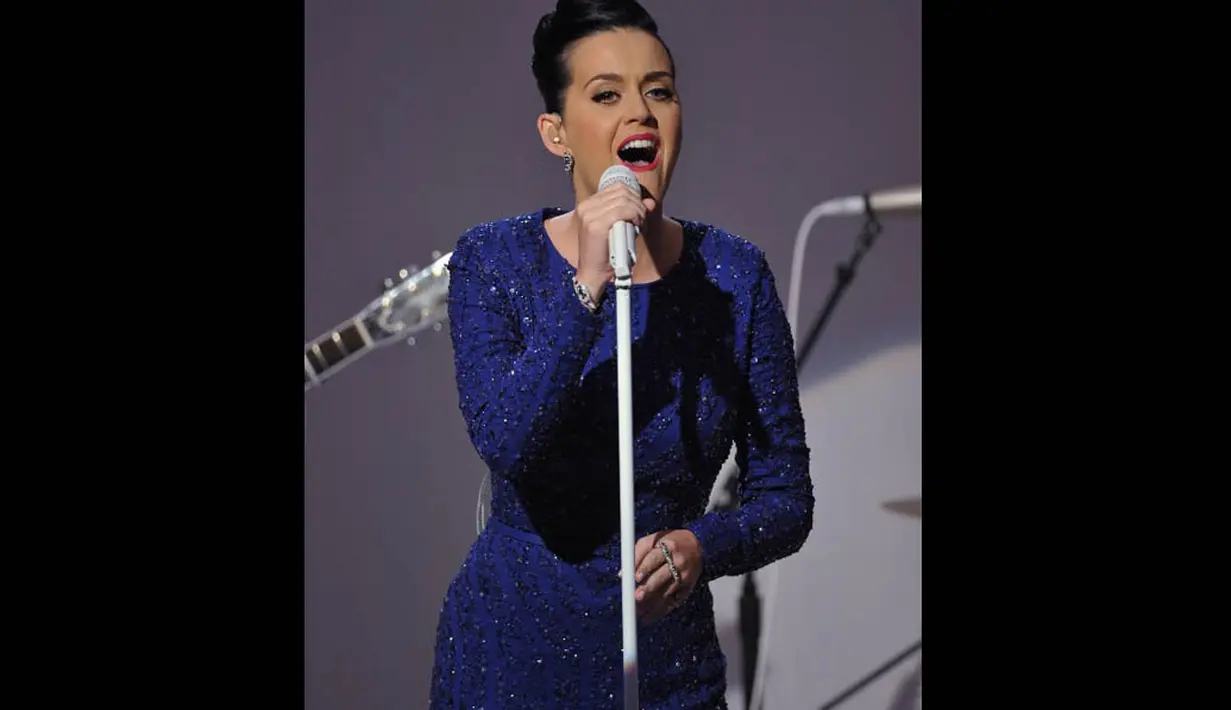 Pelantun `Dark Horse` tersebut mengenakan dress biru saat tampil di konser perayaan  ajang Special Olympics di Gedung Putih, Washington, Kamis (31/7/14). (AFP PHOTO/Mandel NGAN)