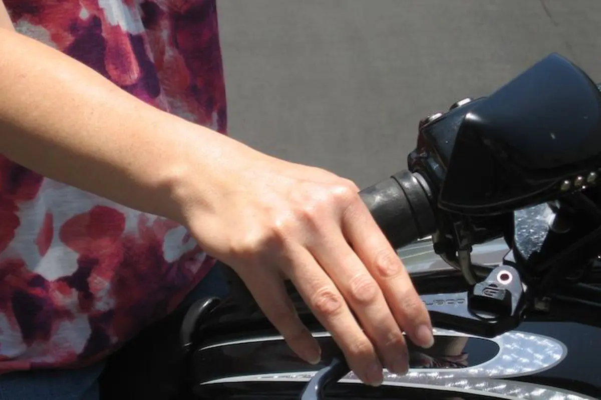 Solusi Agar Kulit Tidak Menghitam Saat Naik Motor