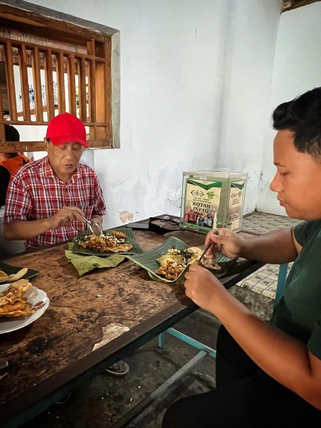 Ifan Seventeen nyekar ke Makam Dylan Sahara di Ponorogo (foto: Instagram ivanseventeen)