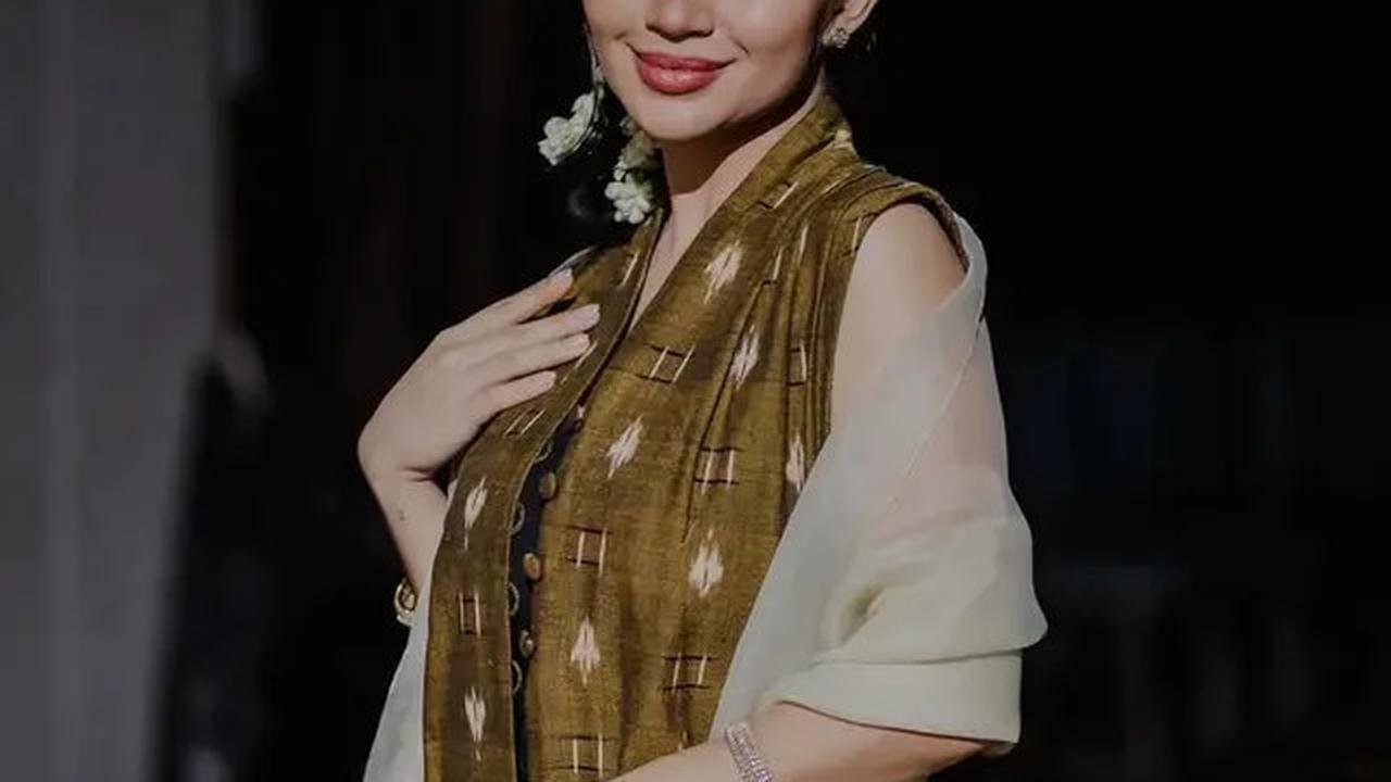 6 Potret Cantik Paripurna Ariel Tatum saat Dipulas Lipstik Merah yang Berani