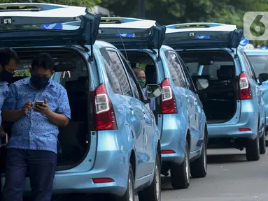 Sopir taksi menunggu penumpang di kawasan Jalan Jenderal Sudirman, Jakarta, Jumat (1/5/2020). Para pengemudi taksi mengaku sulit mendapatkan penumpang di tengah penerapan Pembatasan Sosial Berskala Besar (PSBB) akibat pandemi COVID-19. (merdeka.com/Imam Buhori)