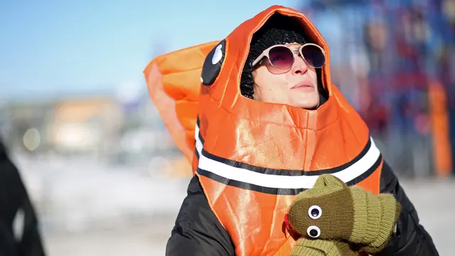 Bikin Menggigil, Warga Ikuti Renang Air Dingin di Polar Bear Club
