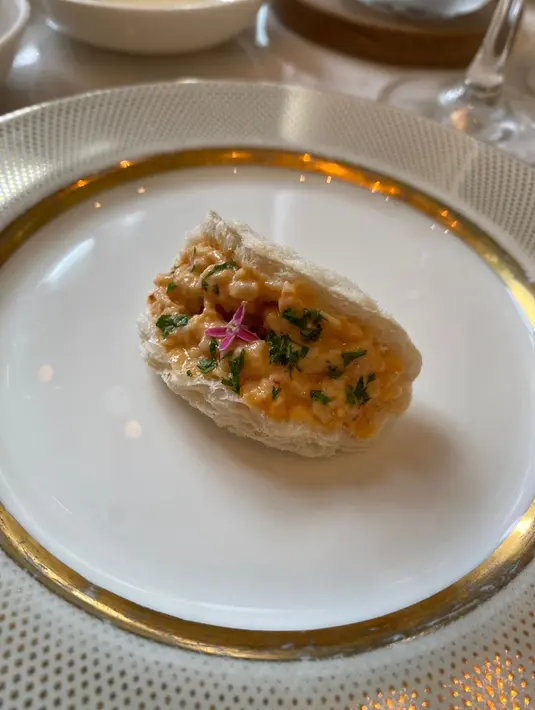 Afternoon Tea Set ini tersedia dalam harga Rp 388.000++ per set. Kita dapat menikmati aneka dessert cantik dan savoury treats yang rasanya begitu lezat. Dari beberapa menu kita juga dapat menikmati sentuhan kuliner Jepang dan dikemas secara modern. / Foto: Adinda Tri Wardhani - Fimela.com.