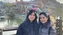Berkunjung ke theme park, keduanya tampil menggemaskan dengan head piece Minnie Mouse yang menggemaskan. [Foto: Instagram/ Annisa Pohan]