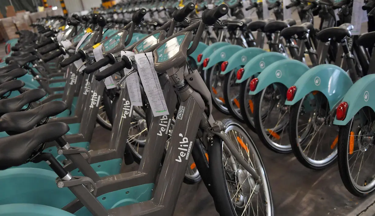 Deretan sepeda listrik Velib terlihat di pabrik Arcade Cycle di Paris, Prancis, (19/12). Sepeda yang dibuat dipabrik ini untuk disewakan di kota-kota di seluruh dunia khususnya di Prancis. (AFP Photo/Loic Venance)