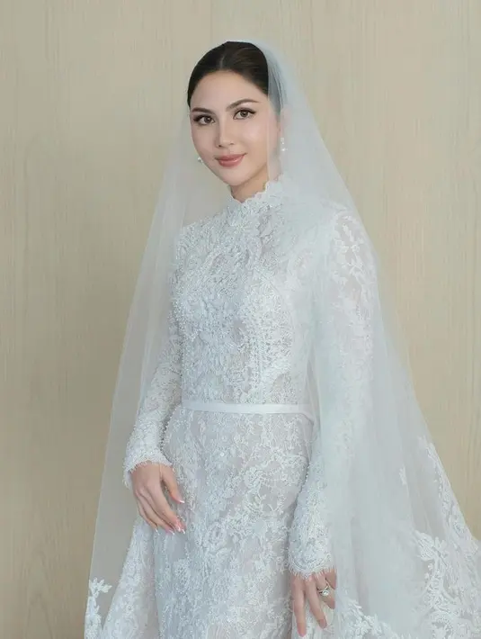 Tetap klasik dan elegan saat berganti dengan gaun pengantin full lace rancangan Yefta Gunawan. [Foto: Instagram @cherryjks]