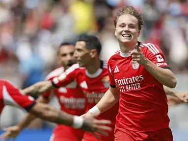 Pemain Benfica merayakan gol yang dicetak oleh Andreas Schjelderup dalam laga lanjutan Grup C Piala Dunia Antarklub 2025 melawan Bayern Munchen di Bank of America Stadium, Charlotte, Amerika Serikat, Rabu (25/06/2025) WIB. (AP Photo/Nell Redmond)