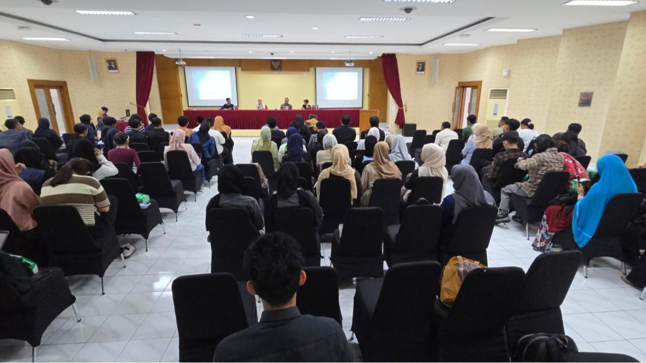 Sekjen ATVSI Gilang Iskandar saat menjadi pembicara di seminar bertajuk 'Keadilan Untuk Siapa : Sebuah Paradoks Regulasi Penyiaran Konvensional dan Digital' di kampus FISIPOL Universitas Gadjah Mada (UGM)