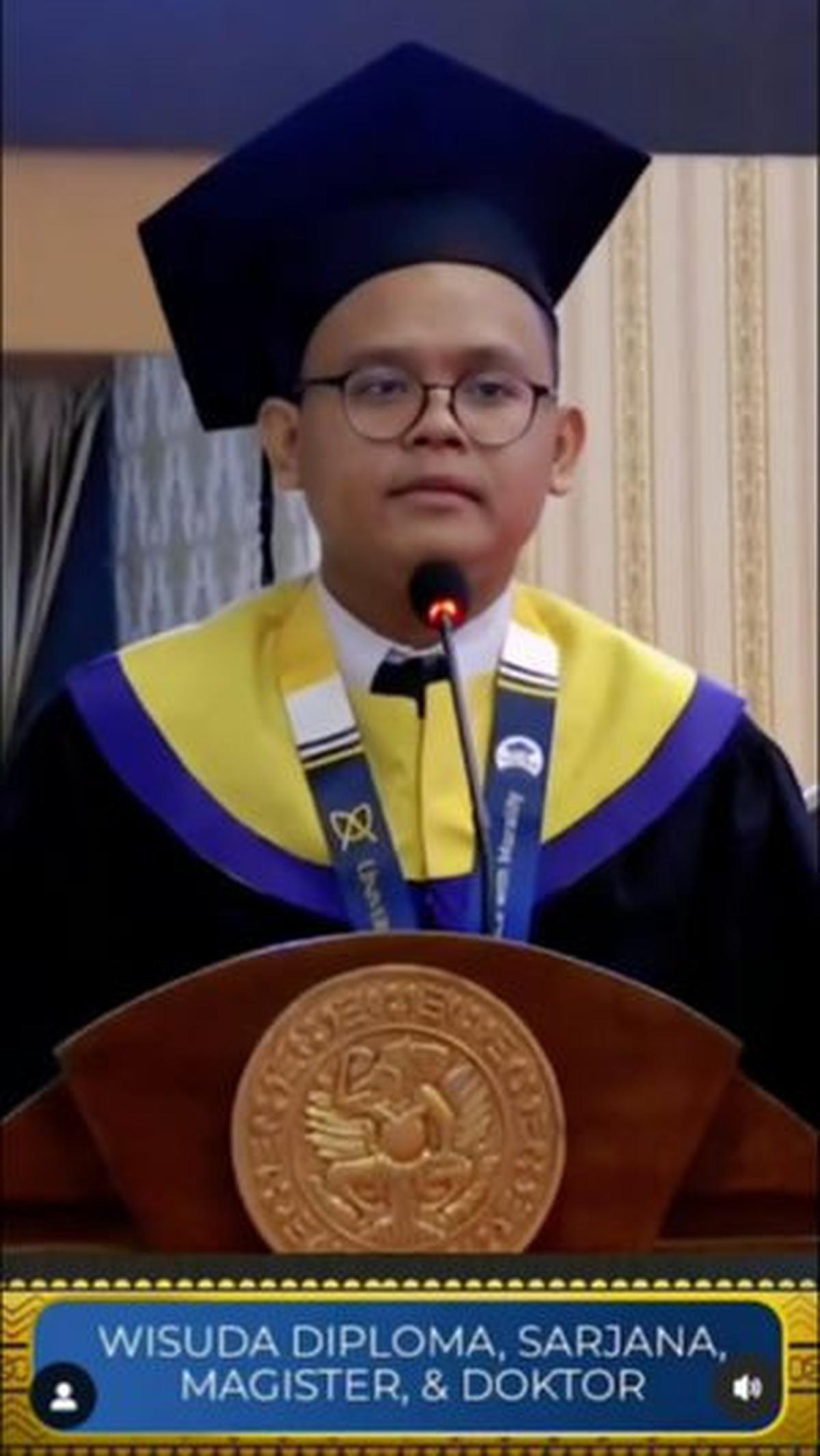 Sang Rektor lantas menanyakan nilai Indeks Prestasi Kumulatif (IPK) Reno. "IPK saya 3,8," jawab Reno.