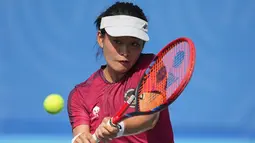 ndonesia harus bekerja keras sejak partai pembuka, ketika Priska Nugroho turun di nomor tunggal. Sayang, Priska belum mampu membendung permainan agresif wakil Thailand, Mananchaya Sawangkaew. Atlet tenis peringkat 312 ranking dunia itu menyerah dua set langsung dengan skor 2-6, 4-6 dari Sawangkaew. (AP Photo/Achmad Ibrahim)