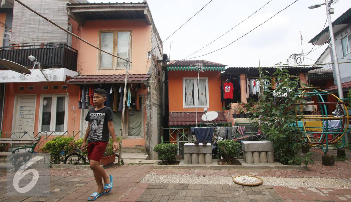 Seorang anak berjalan di Kampung Deret Petogogan, Jakarta Selatan, Selasa (12/7). Rencananya, rusun diperuntukan bagi warga relokasi bantaran kali dan kampung deret sebagai solusi penataan permukiman kumuh warga. (Liputan6.com/Immanuel Antonius)