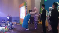 Salah satu lulusan madsarah aliyah Al-Mashduqi saat menerima pengalungan wisuda dalam acara The 1st Graduation Of Al Mashduqi Boarding School Garut, di Grand Ballroom Hotel Santika Garut, Sabtu (24/6/2023). (Liputan6.com/Jayadi Supriyadin)