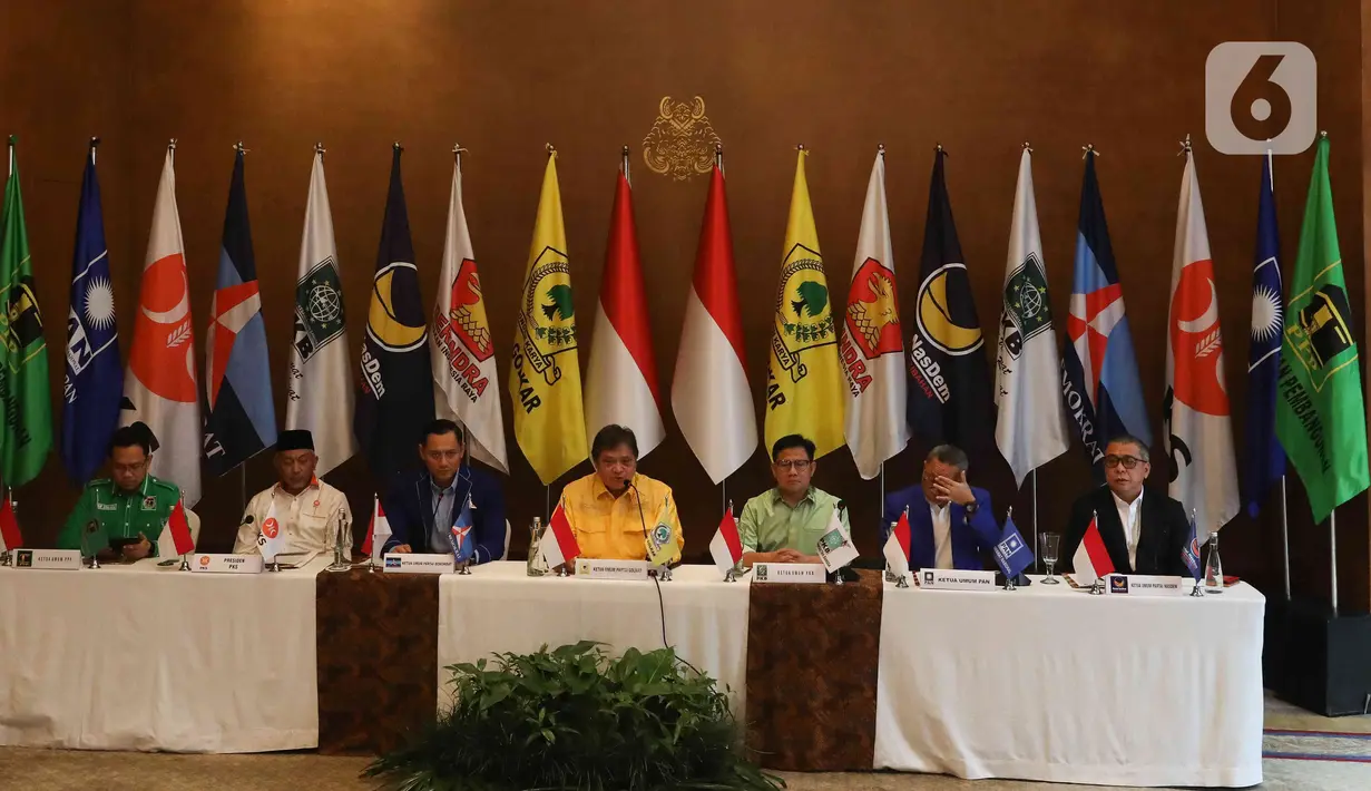 Para tokoh dari delapan partai politik saat silaturahmi awal tahun di Hotel Dharmawangsa, Jakarta, Minggu (8/1/2023). Delapan pimpinan partai politik bertemu untuk membahas sistem proporsional tertutup dalam pelaksanaan Pemilu 2024 yang diwacanakan oleh Ketua Komisi Pemilihan Umum (KPU). (Liputan6.com/Herman Zakharia)