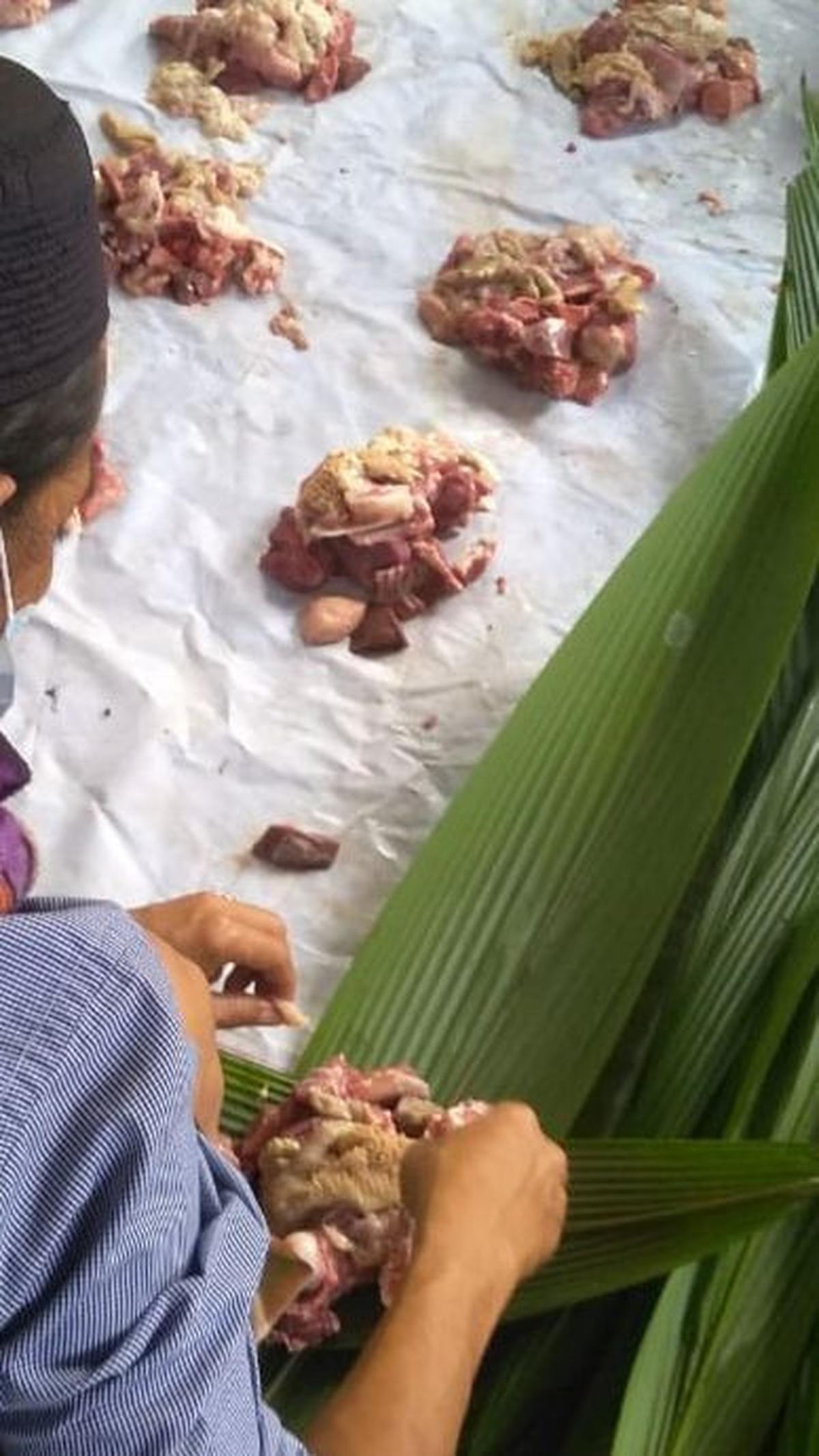 Dikutip dari Liputan6.com, cara menggunakan daun nyangku untuk membungkus daging kurban cukup mudah. Daging dibungkus oleh daun, lalu di bagian atas daun ditali dengan nyangku.
