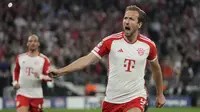 Selebrasi striker Bayern Munchen, Harry Kane setelah mencetak gol kedua timnya ke gawang Real Madrid melalui eksekusi penalti pada laga leg pertama semifinal Liga Champions 2023/2024 di Allianz Arena, Munich, Selasa (30/4/2024). (AP Photo/Matthias Schrader)