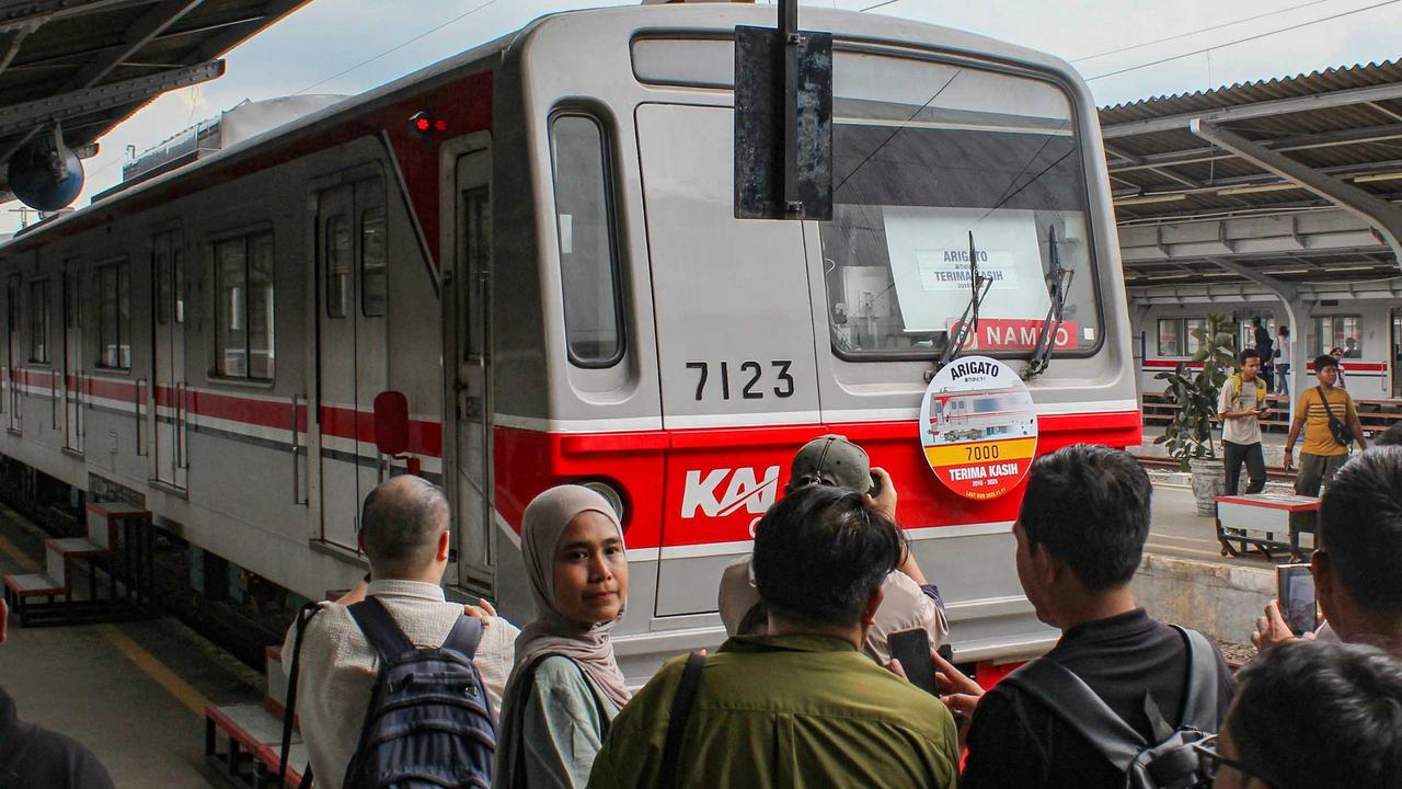 FOTO: Arigato KRL,  Perjalanan Terakhir Kereta Legendaris Eks Jepang di Jabodetabek