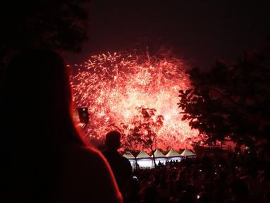 Kembang api meledak di atas Sungai Han dalam acara perayaan 10 tahun debut band K-pop BTS di Seoul, Korea Selatan, Sabtu, 17 Juni 2023. (AP Photo/Lee ​​Jin-man)