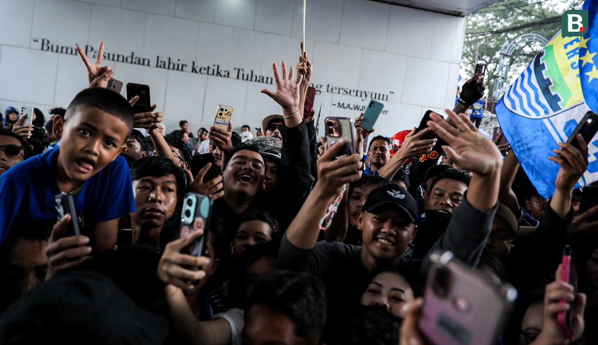 Ribuan bobotoh memadati kota Bandung dalam pawai juara BRI Super League musim ini di Kota Bandung, Minggu (24/05/2026) pagi WIB. (Bagaskara Lazuardi/Bola.com)
