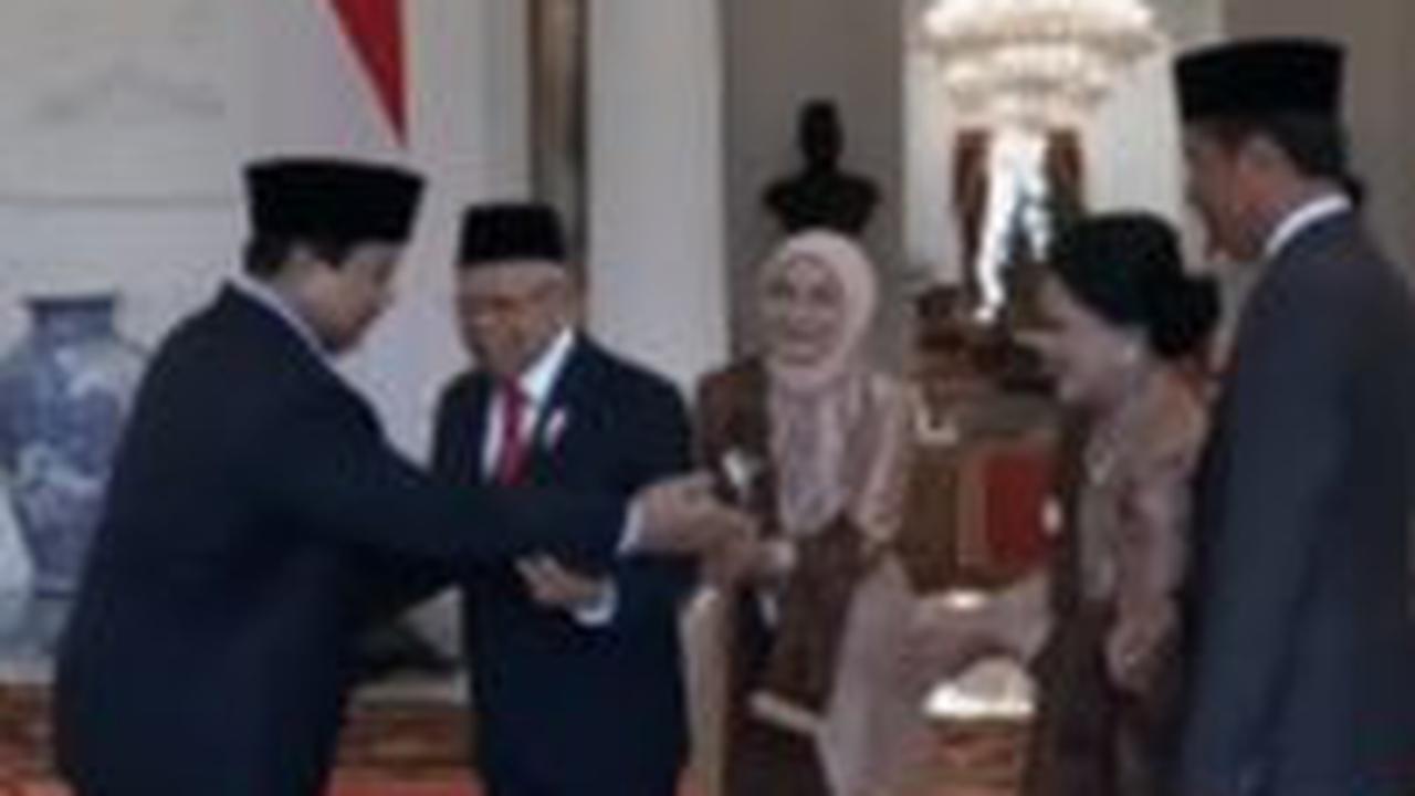 Sementara sang istri tampil memukau dengan balutan kebaya senada dengan Ibu negara, Iriana Joko Widodo. <br>
