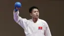 Karateka Indonesia, Rifki Ardiansyah, saat melawan karateka Vietnam, Nguyen Tahnh Duy, pada final kumite -60 kg putra SEA Games 2019 di World Trade Center, Manila, Minggu (8/12). Rifky meraih perak setelah kalah 1-2. (Bola.com/M Iqbal Ichsan)
