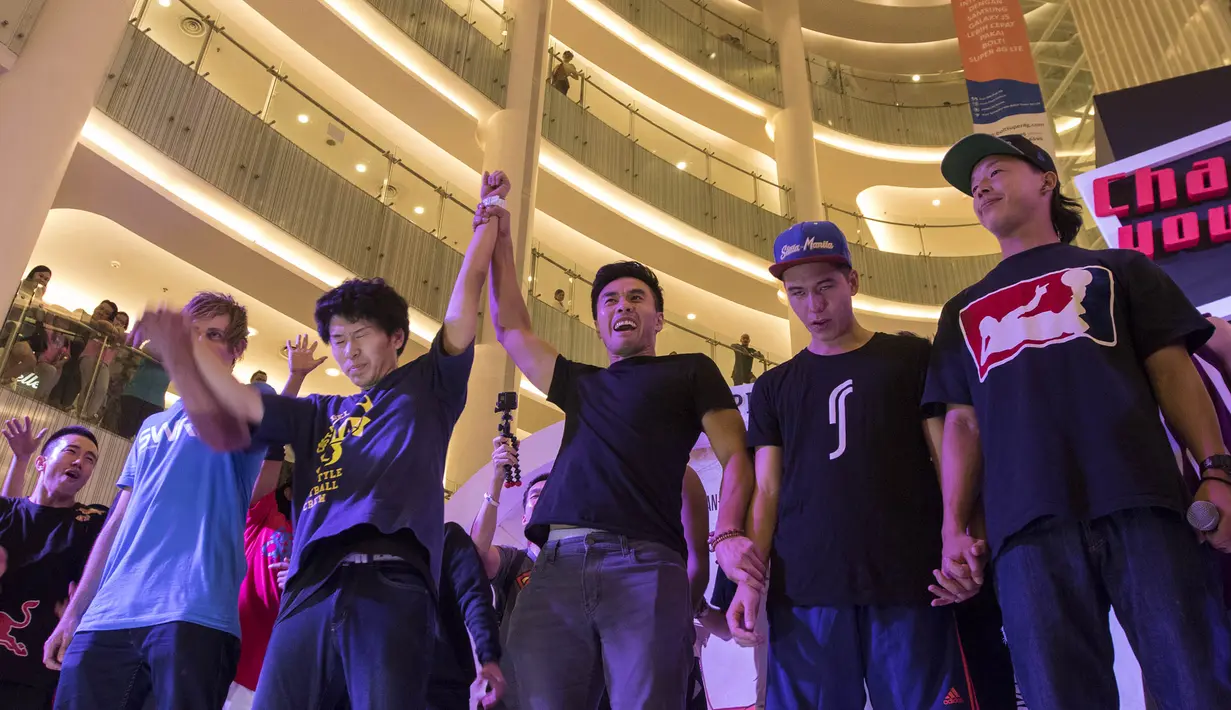 Freestyler Jepang, Kosuke, berhasil menjadi juara Asian Freestyle Football Championship 2015 di Pluit Mall, Jakarta, Minggu (15/11/2015). (Bola.com/Vitalis Yogi Trisna)
