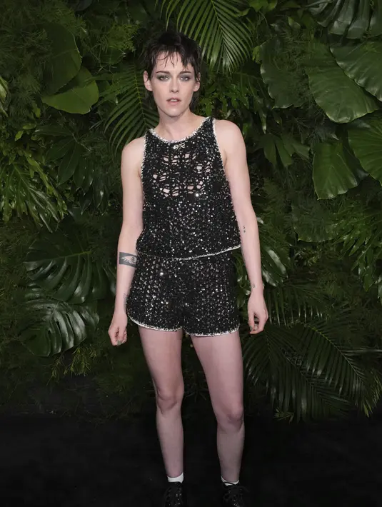 Kristen Stewart berpose saat tiba di acara makan malam Pre-Oscar Awards ke-14 di Beverly Hills Hotel di Beverly Hills, California pada Sabtu, 11 Maret 2023. Kristen Stewart 32 tahun memotong sosok yang sangat keren sambil memodelkan co-ord crochet hitam yang tertekan dengan payet perak yang ditenun. Atasan tanpa lengan memiliki pita perak kecil di kerahnya dan celana pendek bintang Twilight memiliki potongan yang sporty. Dia berparade keliling venue dengan sepatu bot tempur hitam yang dikenakan dengan kaus kaki putih. (Photo by Jordan Strauss/Invision/AP)