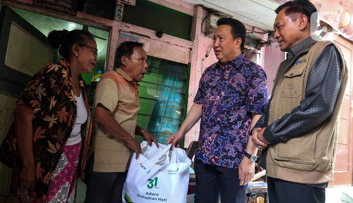 Presdir PT Adaro Energy Indonesia Tbk Garibaldi Thohir dan Ketua Umum Yayasan Pundi Amal Peduli Kasih Imam Sudjarwo saat membagikan sembako langsung kepada warga di Kampung Bali RW 05, Kebon Jeruk, Jakarta, Rabu (4/10/2023). PT Adaro Energi Tbk bersama Yayasan Pundi Amal Peduli Kasih (YPP) SCTV dan Indosiar menggelar kegiatan penyerahan sembako dalam rangka Hari Ulang Tahun (HUT) Adaro ke-31 dengan tema “Adaro Hidupkan Hati”. (Liputan6.com/Angga Yuniar)