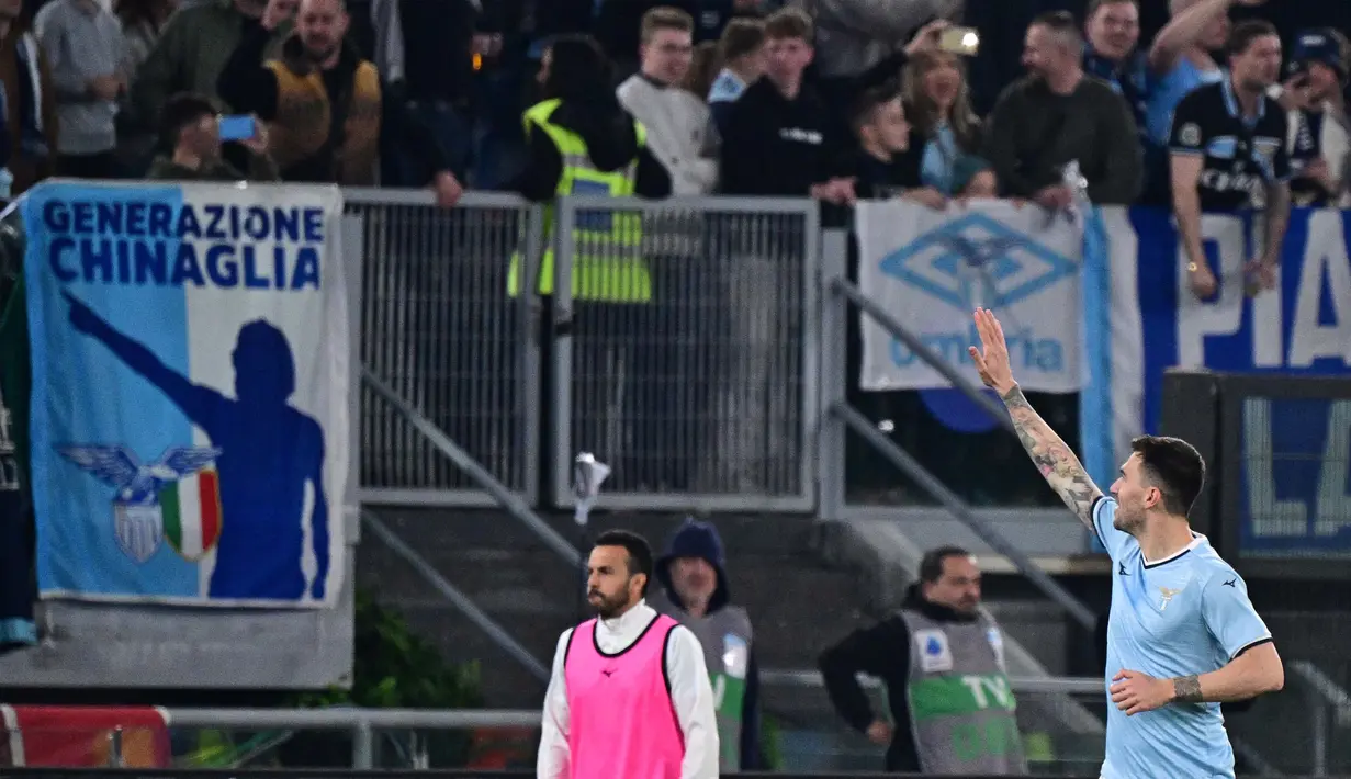 Di awal babak kedua, pada menit ke-47, Alessio Romagnoli membuka keunggulan Lazio atas AS Roma. (Tiziana FABI/AFP)