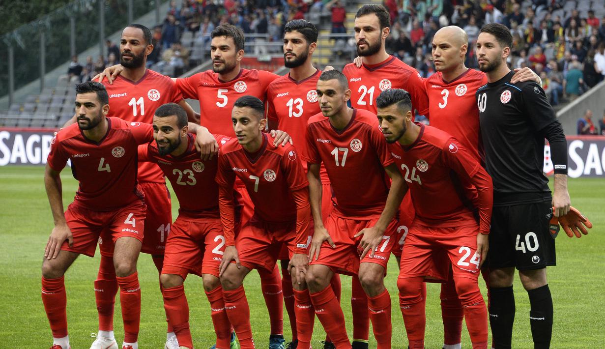 Kiper Tunisia, Mouez Hassen melakukan trik berpura-pura cedera. Ketika tim medis masuk ke lapangan, para pemain Tunisia pun langsung membatalkan puasa dengan meneguk air dan menyantap makanan kecil seadanya. (AFP/Miguel Riopa)