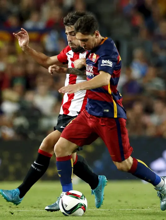 Penyerang Barcelona, Lionel Messi (kanan) berusaha melewati gelandang Benat Etxebarria di leg kedua Piala Super Spanyol di stadion Camp Nou, Barcelona, Spanyol, (18/8/2015).  Athletic Bilbao menang dengan agregat akhir 1-5. (REUTERS/Albert Gea)