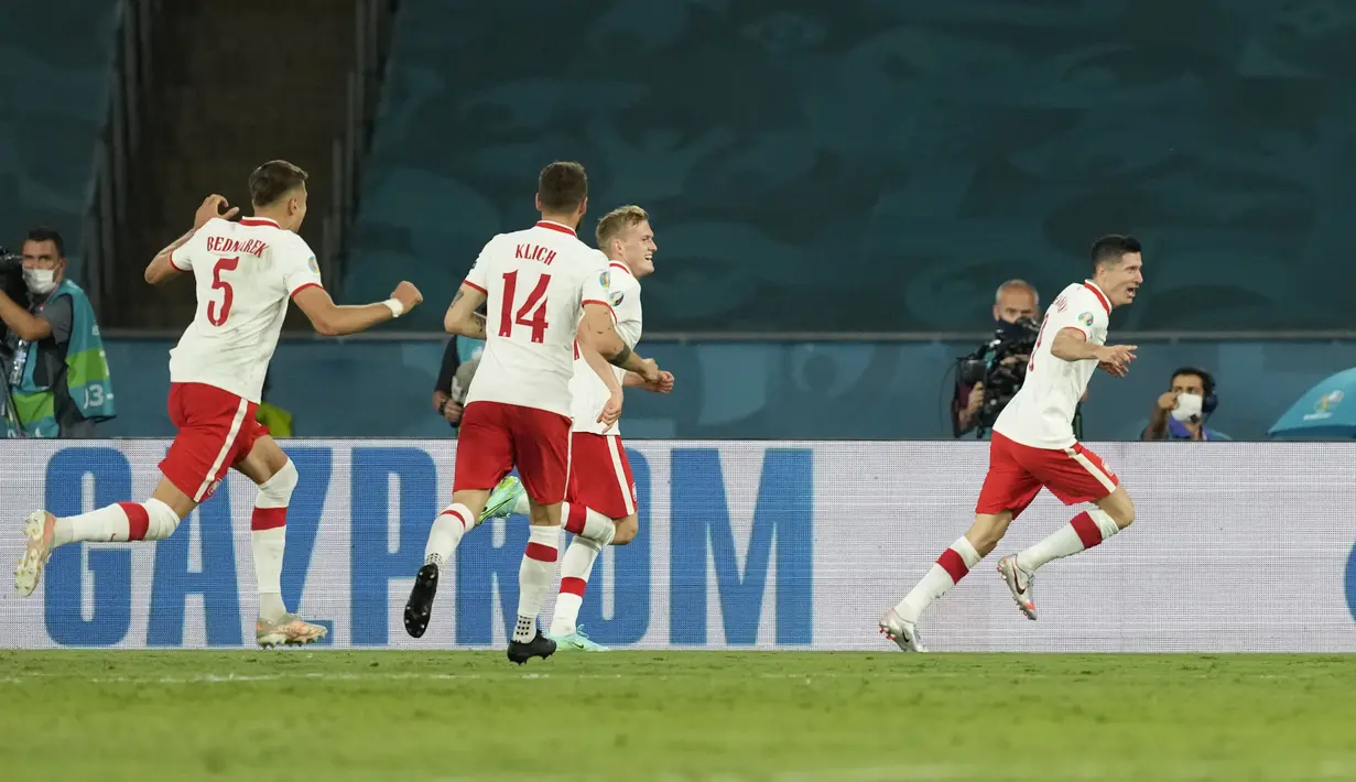 Penyerang Polandia, Robert Lewandowski (kanan) berselebrasi usai mencetak gol ke gawang Spanyol pada pertandingan grup E Euro 2020 di stadion La Cartuja di Seville, Spanyol (19/6/2021). Dengan hasil ini, Polandia kini berada diperingkat terakhir dengan poin satu. (AP Photo/Thanassis Stavrakis, Pool)