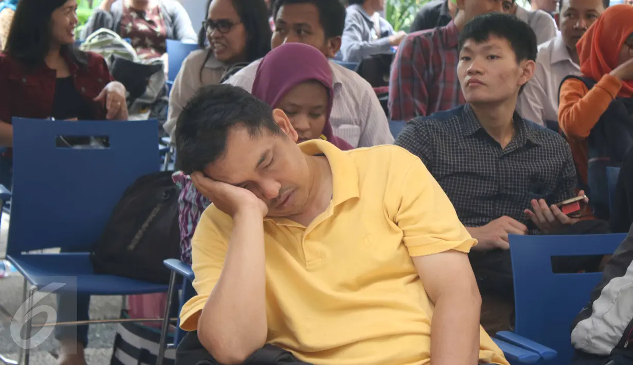 Pemohon pajak mengantri untuk mengikuti program Tex amnesty di kantor Ditjen Pajak, Jakarta, Jumat (31/3). Hari ini merupakan hari terakhir program pengampunan pajak atau tax amnesty dan akan di tutup pada pukul 00:00. (Liputan6.com/Angga Yuniar)