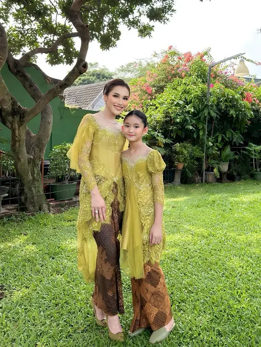 Detail ruffle di lengan, taburan payet, dan potongan asimetris di bawahnya membuat kebaya tersebut semakin indah.  [@ayutingting92]
