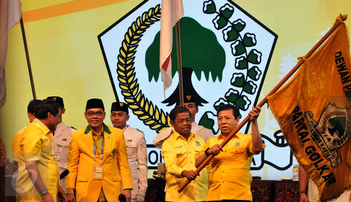 Ketua Umum Partai Golkar terpilih Setya Novanto bersama Sekertaris Jenderal Idrus Marham mengibarkan bendera Partai Golkar saat Penutupan Musyawarah Nasional Luar Biasa (Munaslub) di Nusa Dua, Bali (16/5). (Liputan6.com/Johan Tallo)