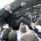 Players of Zenit St. Petersburg&#039;s throw their coach Dick Advocaat as they celebrate a victory in Russia&#039;s Premier league championship in Ramenskoye outside Moscow, 11 November 2007. Zenit won the match against Saturn Ramenskoye 1-0. AFP PHOTO/TA