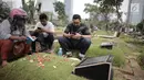 Sejumlah warga berdoa di makam keluarga saat ziarah kubur di Tempat Pemakaman Umum (TPU) Menteng Pulo, Jakarta, Minggu (28/4/2019). Tradisi ziarah kubur dilakukan umat Muslim menjelang datangnya bulan suci Ramadan untuk mendoakan keluarga mereka yang telah wafat. (Liputan6.com/Faizal Fanani)