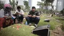 Sejumlah warga berdoa di makam keluarga saat ziarah kubur di Tempat Pemakaman Umum (TPU) Menteng Pulo, Jakarta, Minggu (28/4/2019). Tradisi ziarah kubur dilakukan umat Muslim menjelang datangnya bulan suci Ramadan untuk mendoakan keluarga mereka yang telah wafat. (Liputan6.com/Faizal Fanani)