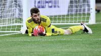 David De Gea jatuh bangun saat Manchester United dikalahkan AS Roma, 2-3 pada leg kedua semifinal Liga Europa. (Filippo MONTEFORTE / AFP)