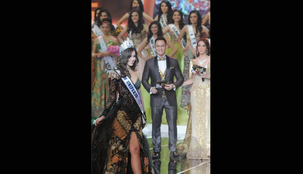 Miss Universe 2014 Paulina Vega dalam balutan kebaya hitam dan bawahan batik saat menghadiri malam Grand Finalis Puteri Indonesia 2015 di JCC, Jakarta, Jumat (20/2). (Liputan6.com/Herman Zakharia)
