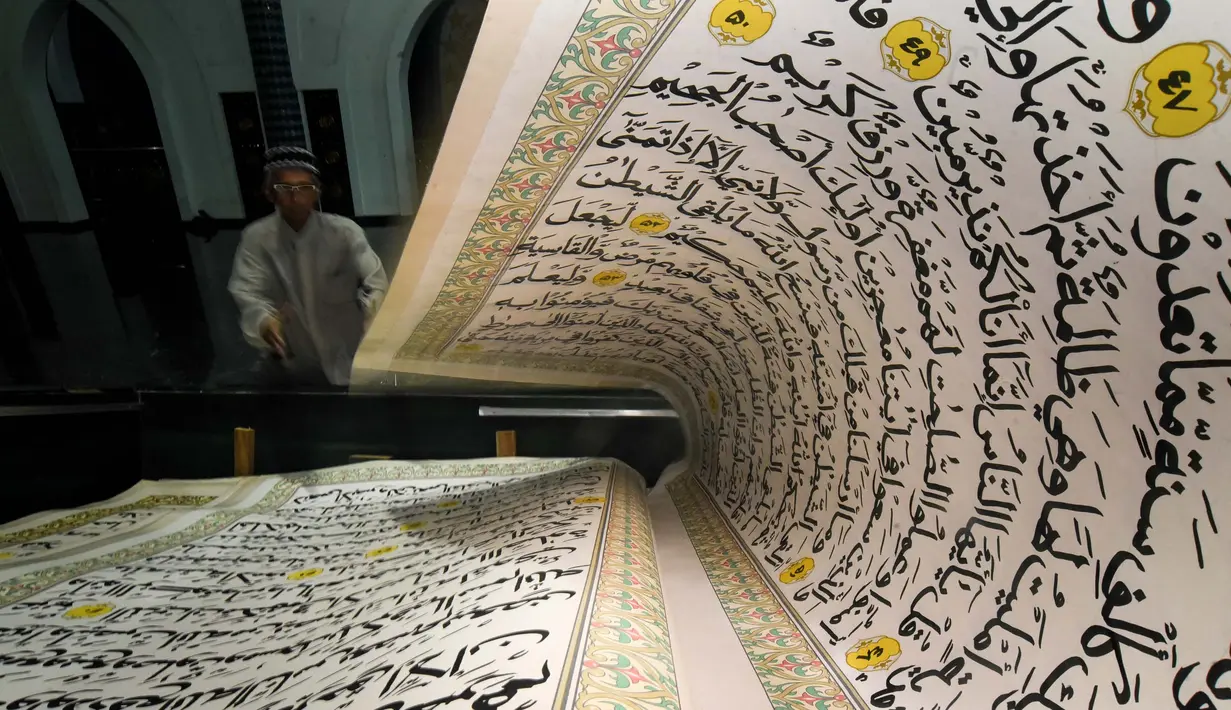 Seperti di Banyuwangi, Jawa Timur. Umat Islam punya tradisi atau membaca Al-Quran yang berukuran raksasa. (Noly Falah/AFP)