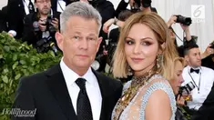 Penyanyi legendaris David Foster bertunangan dengan Katharine Mcphee. Pertunangan berlangsung di Italia.